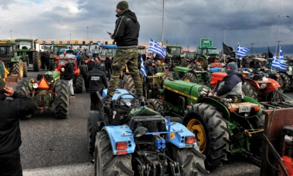 Αιγιάλεια: Εκτός ελέγχου οι κινητοποιήσεις των αγροτών- Άναψαν φωτιές στην Εθνική Οδό
